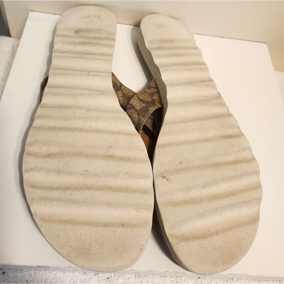 Coach "Shelley" Logo Canvas w/Turnlock Accent Thong Sandals sz.8/38 Ret.$145 - Picture 9 of 9